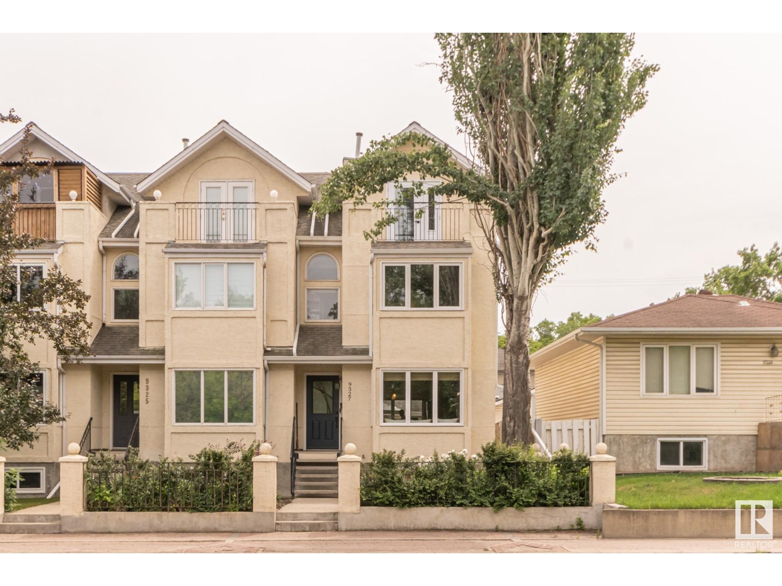 9327 98 AV NW