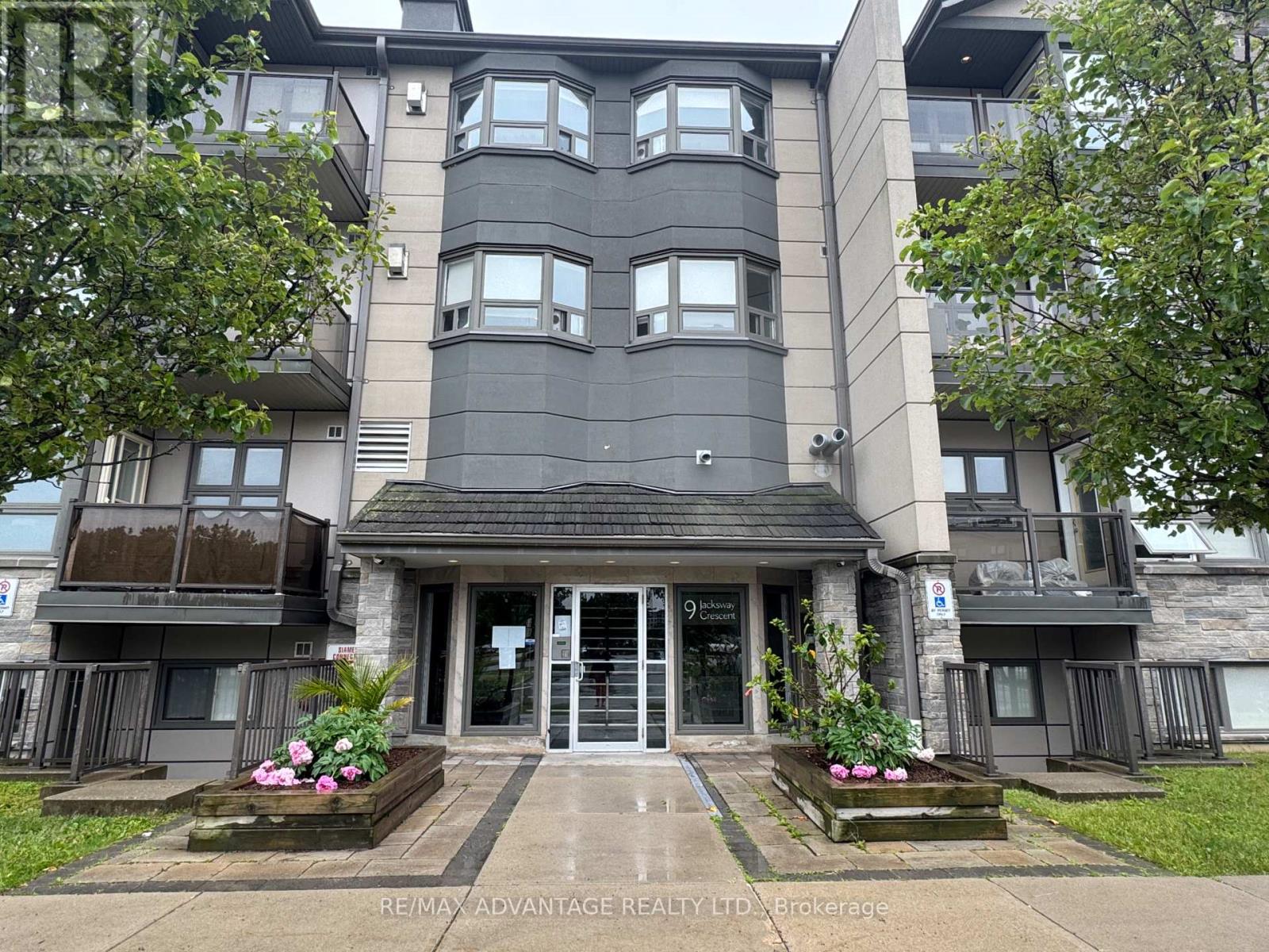 Photo 1 of 14 — 211 - 9 JACKSWAY CRESCENT Unit 211, London North (North G), ON N5X3T7