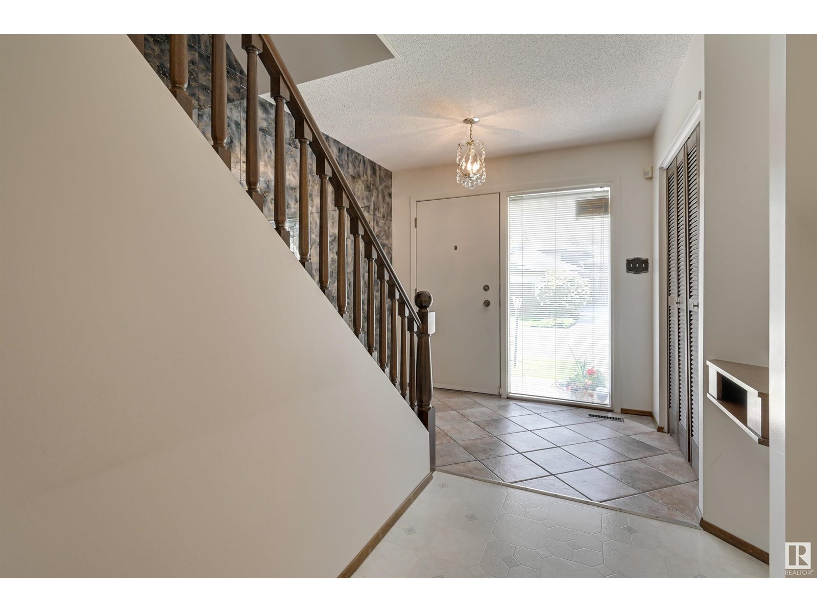 164 QUESNELL CR NW