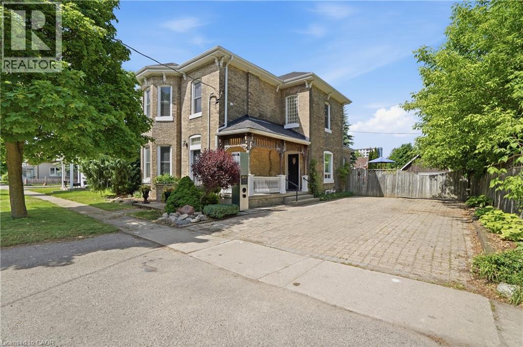 Photo 1 of 30 — 86 OAK Street, Brantford, ON N3T2B3