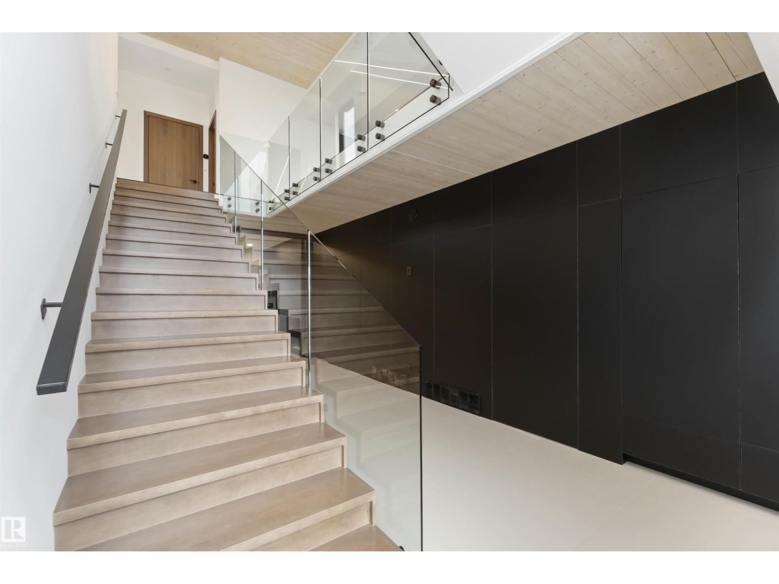 8915 STRATHEARN DR NW