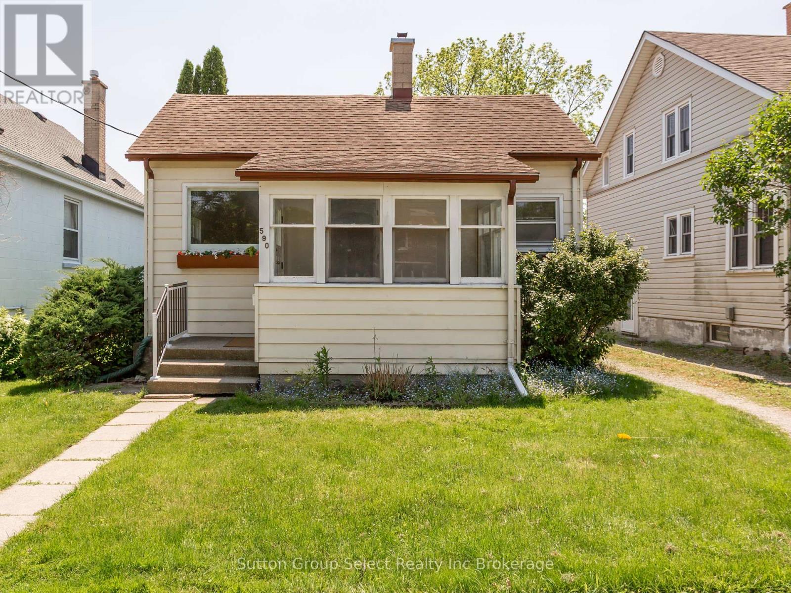 590 MARY STREET