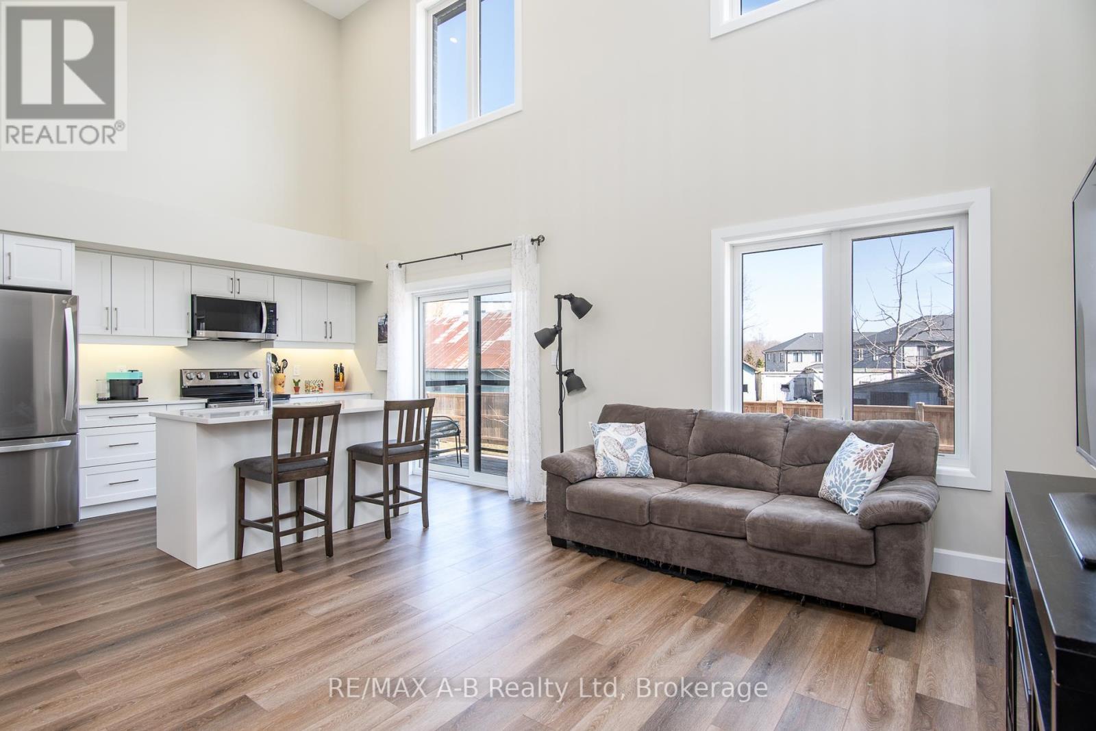 UNIT #5 - 3202 LINE 37 VIVIAN LANE