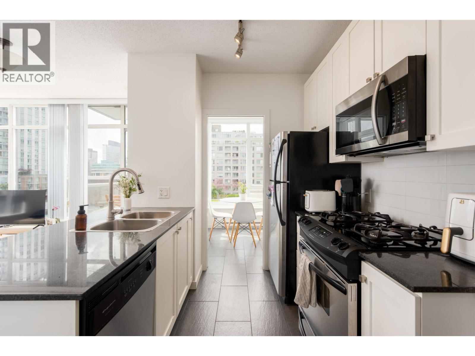 801 480 ROBSON STREET