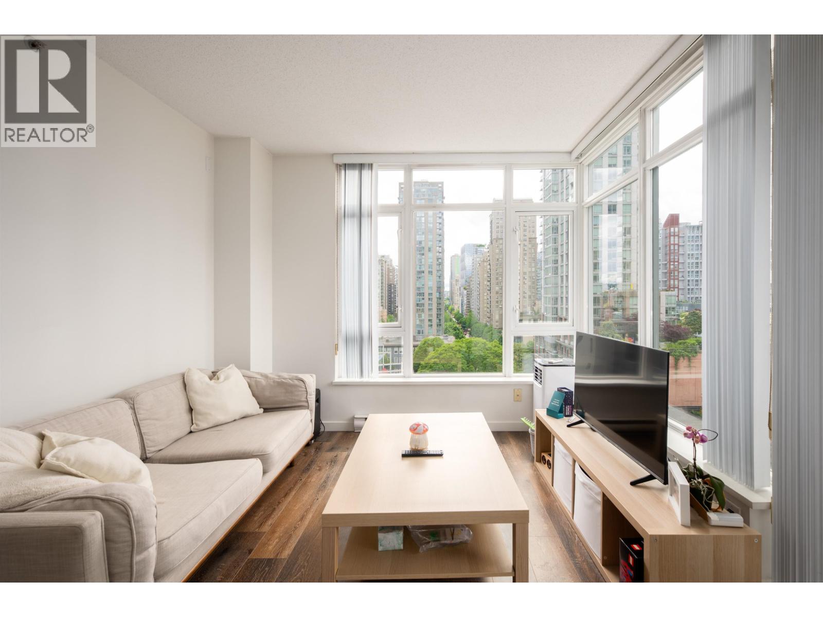 801 480 ROBSON STREET