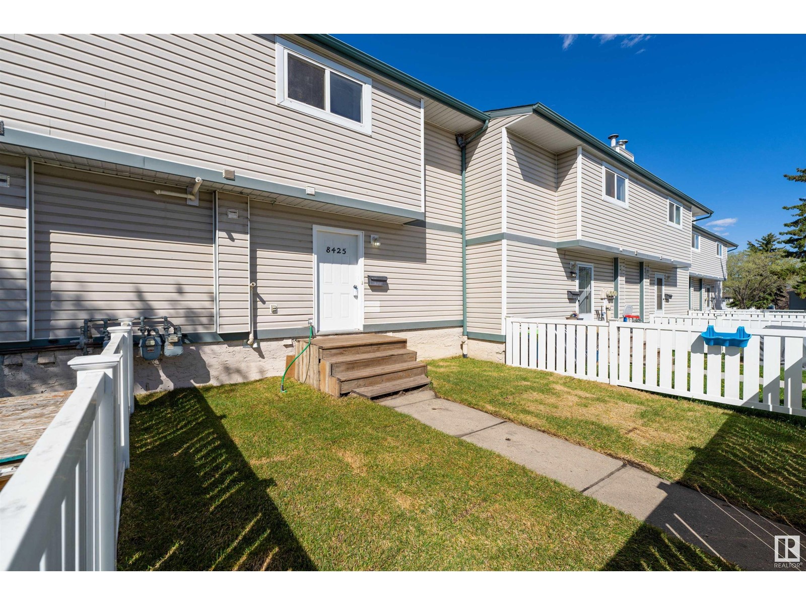 8425 29 AV NW