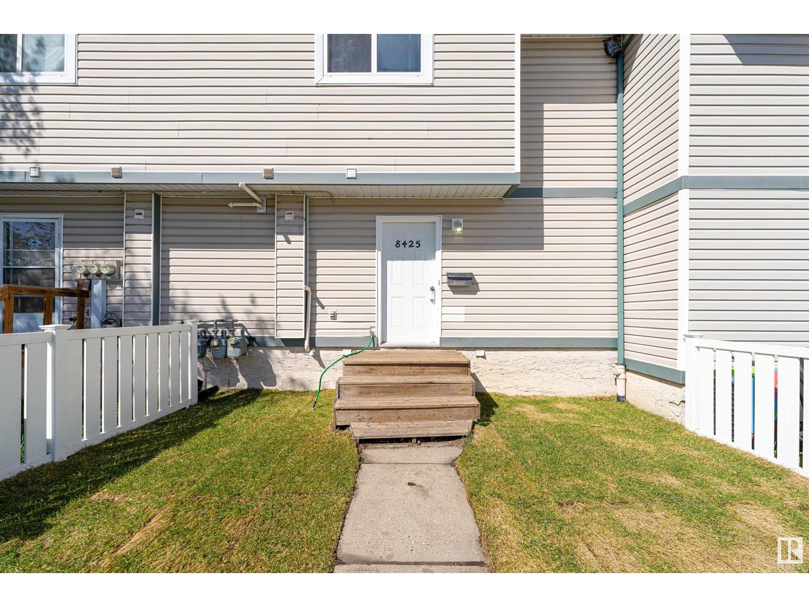8425 29 AV NW