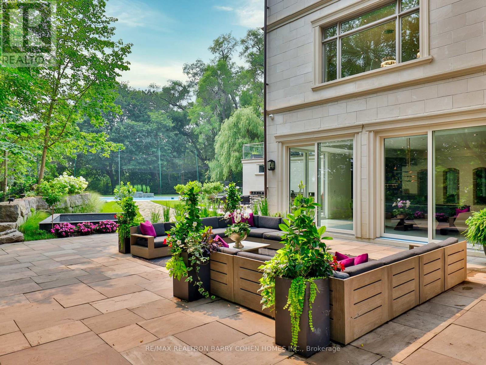 382 OLD YONGE STREET