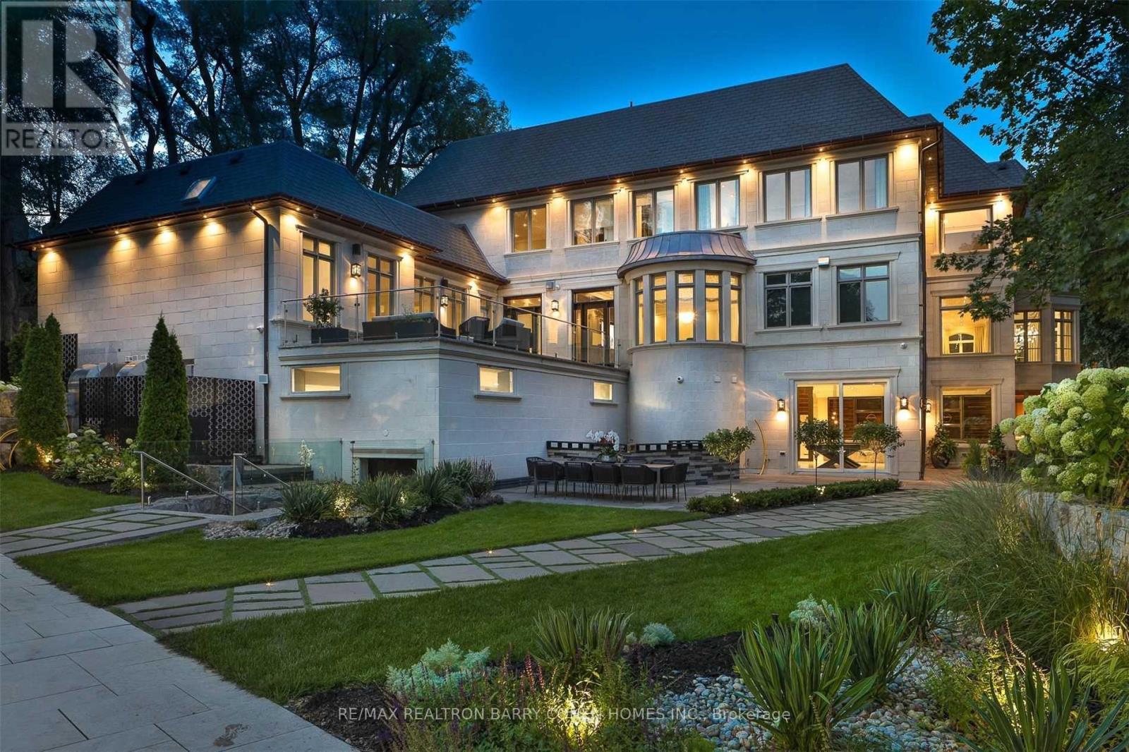 382 OLD YONGE STREET