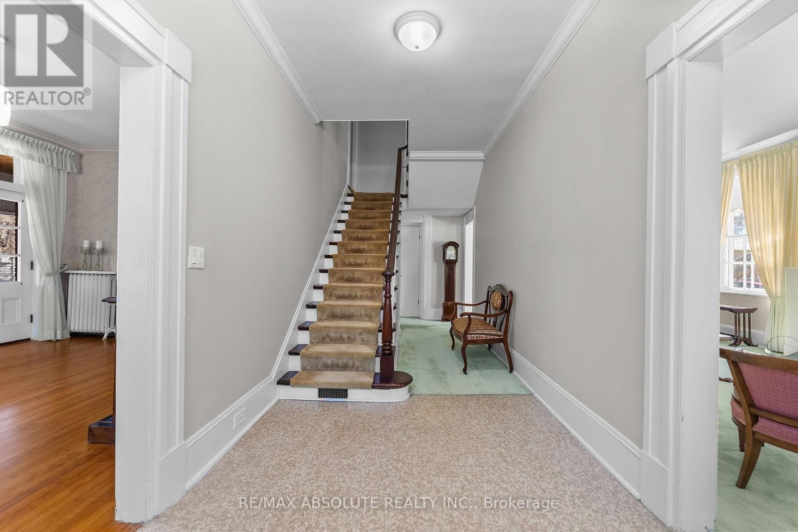 277 JOHN STREET N