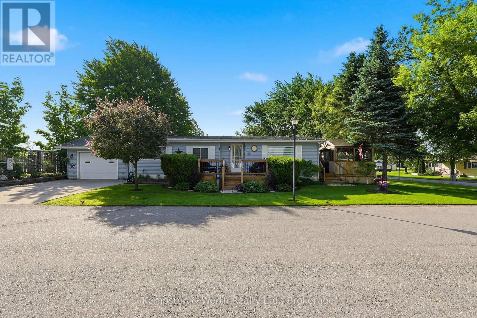 Photo 1 of 40 — 90 FAIRVIEW CRESCENT, North Perth (Elma), ON N4W3G8