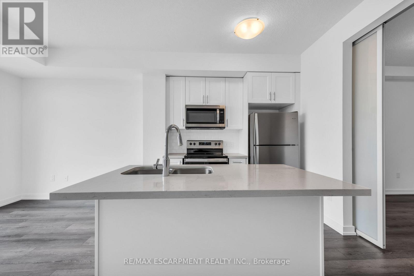 220 - 470 DUNDAS STREET E