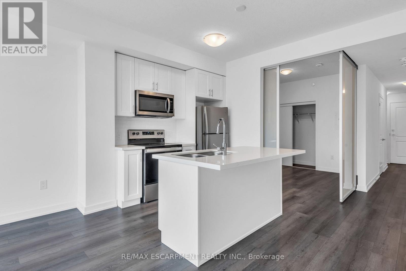 220 - 470 DUNDAS STREET E