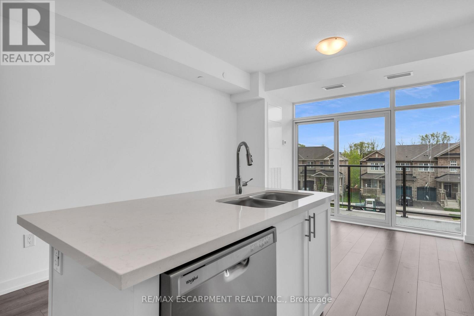 220 - 470 DUNDAS STREET E