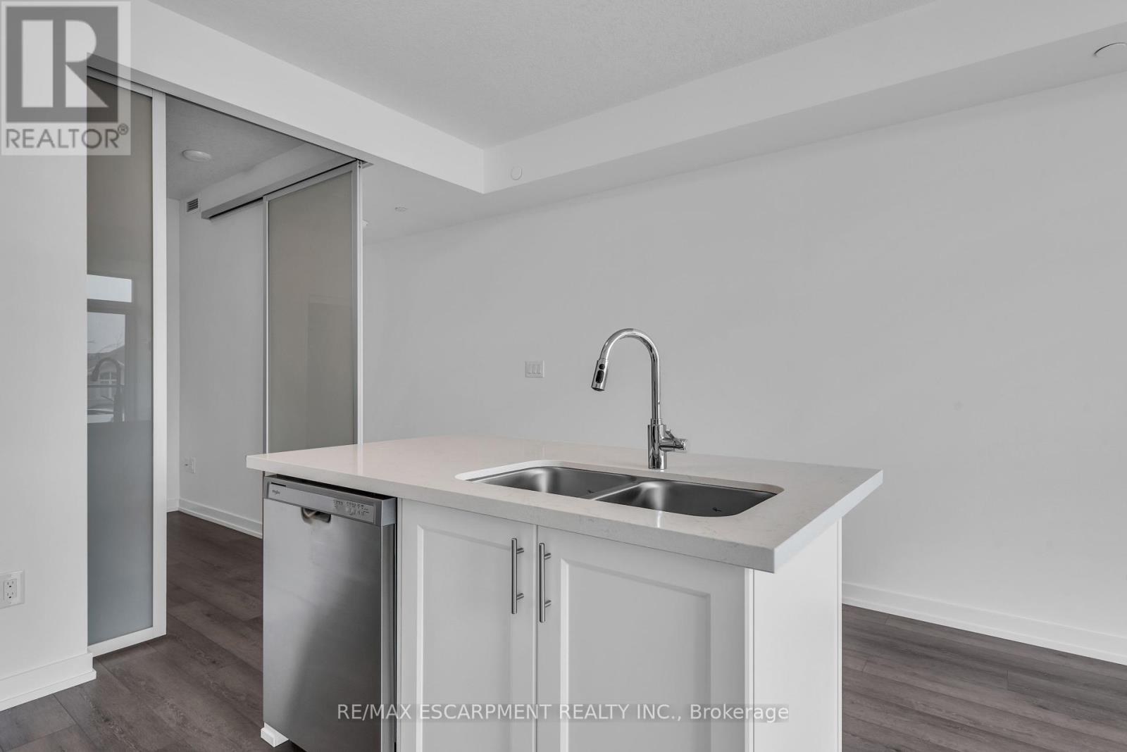 220 - 470 DUNDAS STREET E
