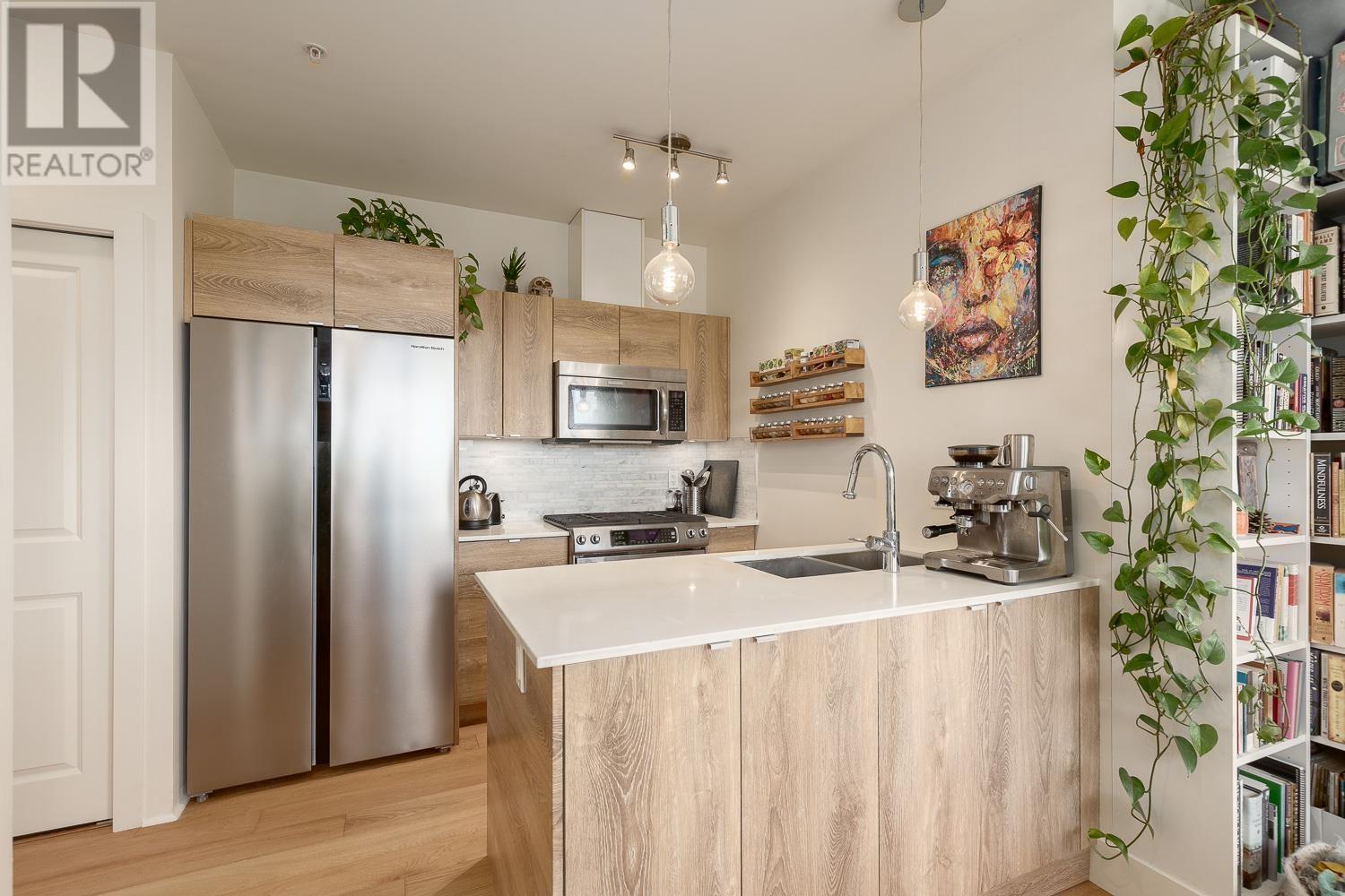 313 2250 COMMERCIAL DRIVE