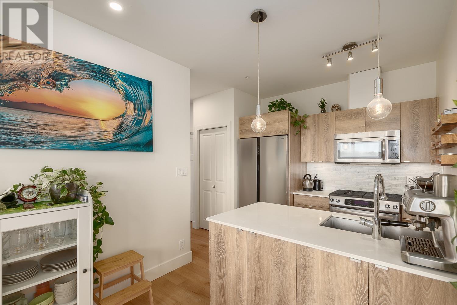 313 2250 COMMERCIAL DRIVE