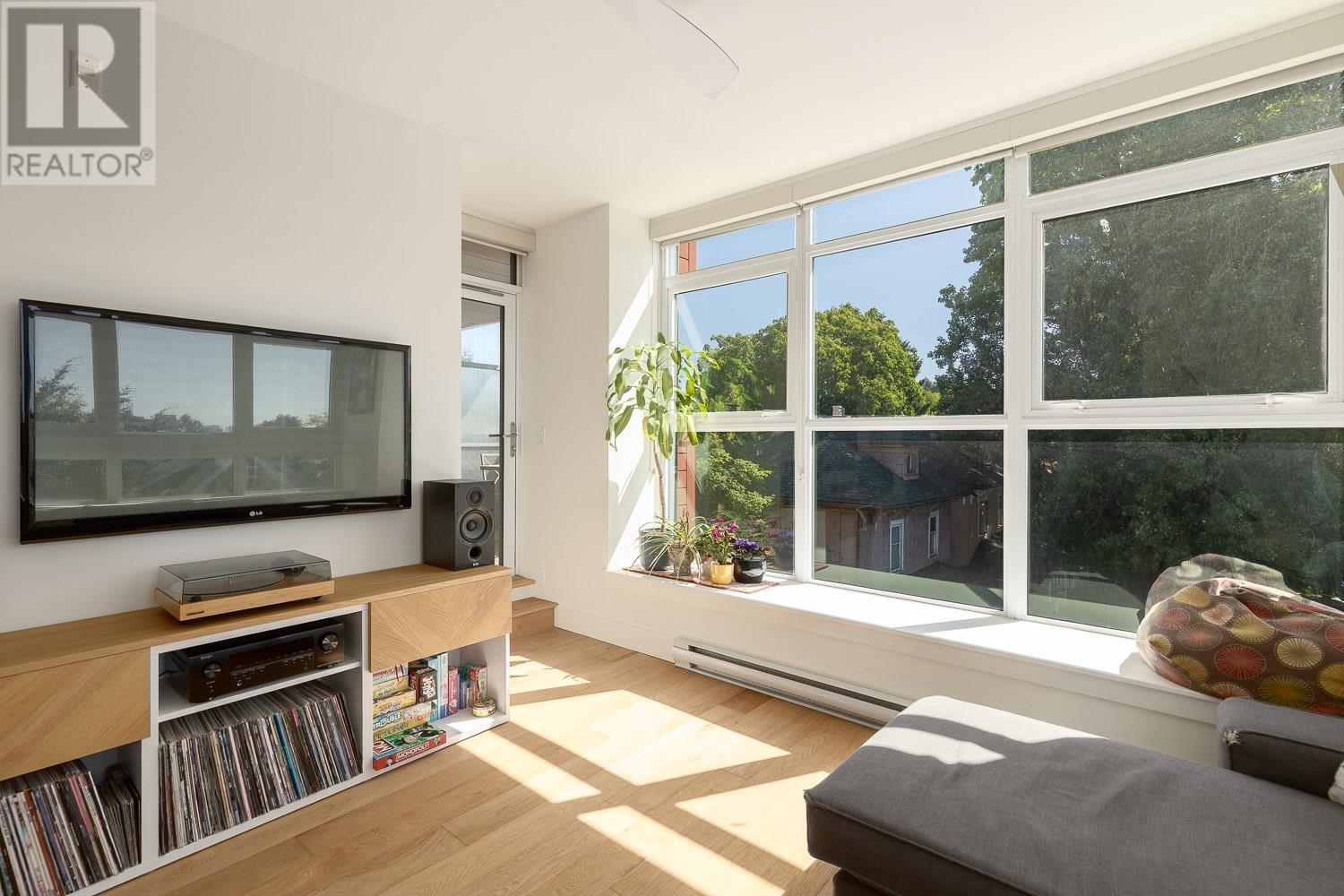 313 2250 COMMERCIAL DRIVE