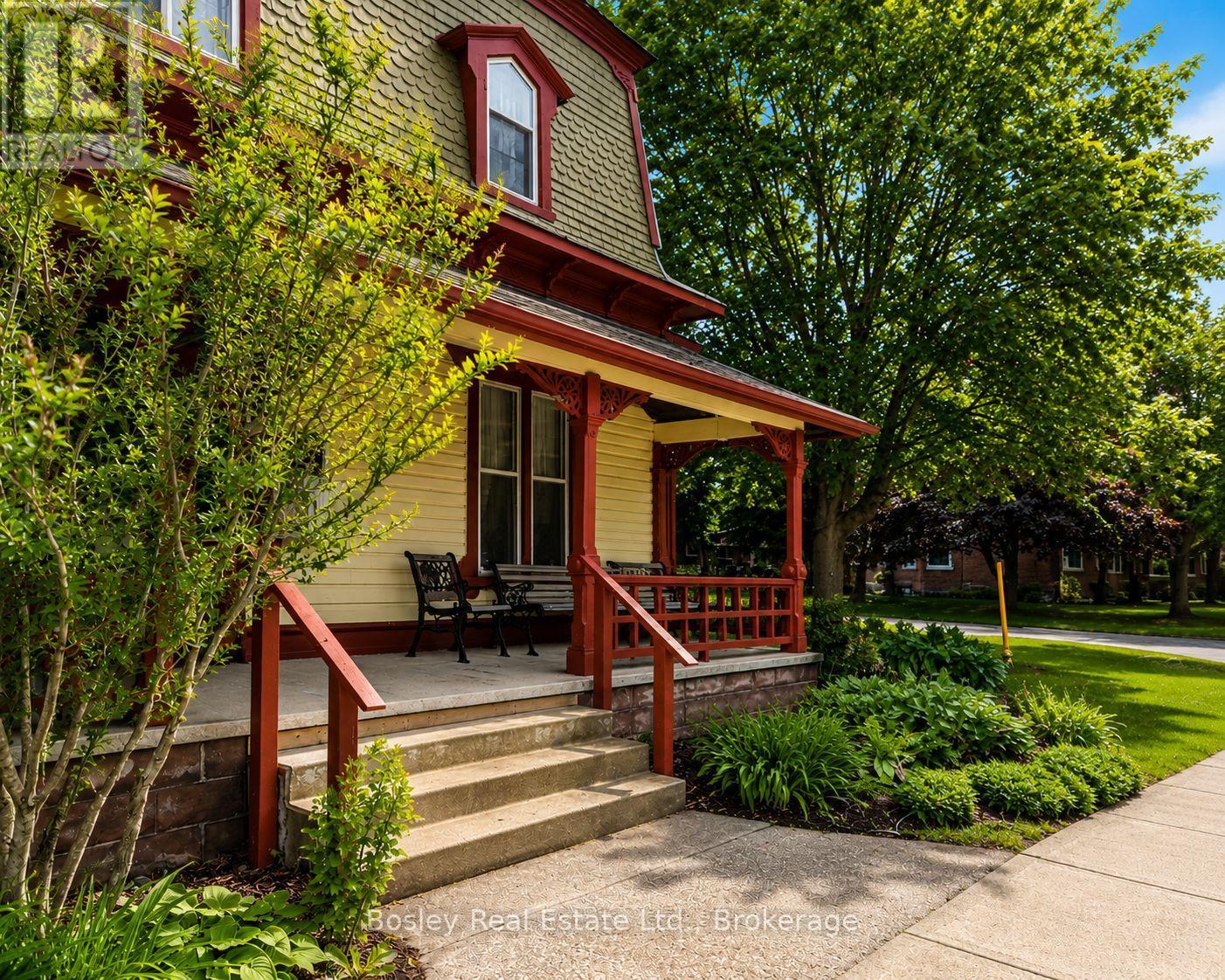 55 TROWBRIDGE STREET W