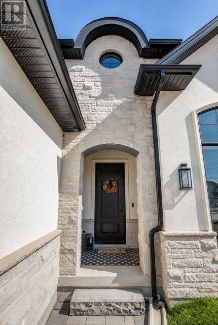 956 TRAILSWAY AVENUE