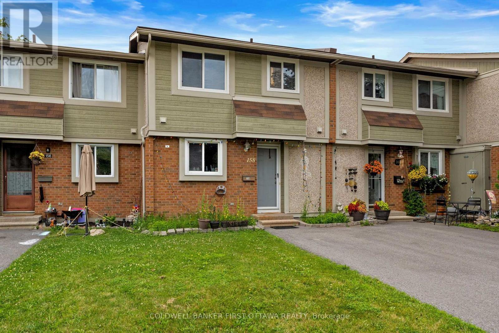 19 - 158 BARROW CRESCENT