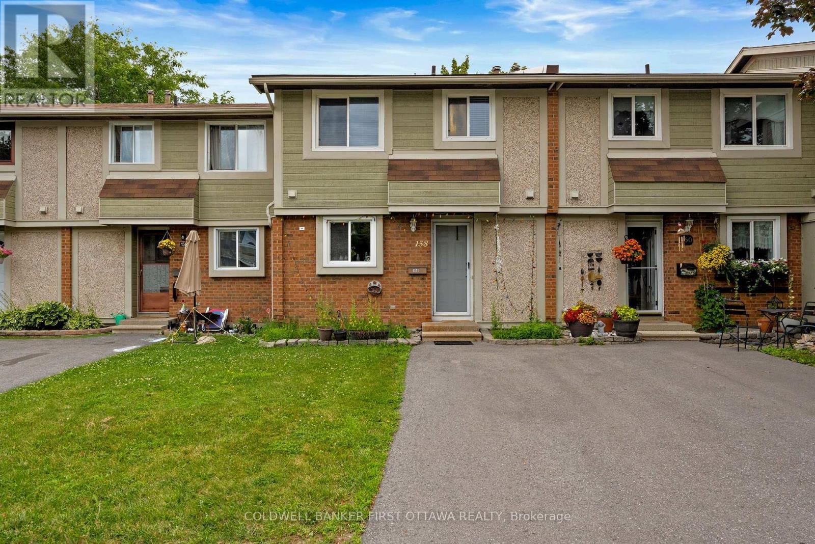 19 - 158 BARROW CRESCENT