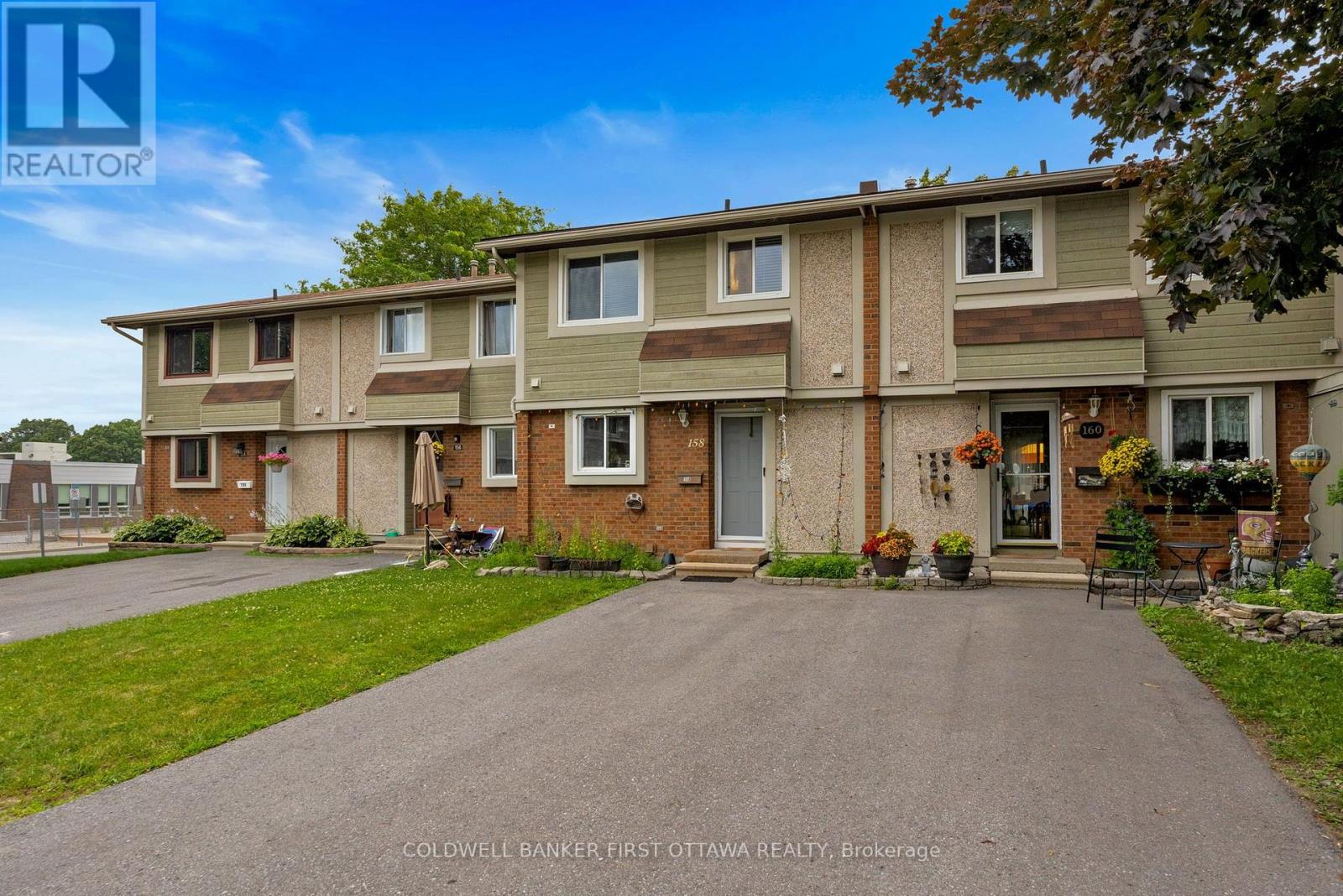 19 - 158 BARROW CRESCENT