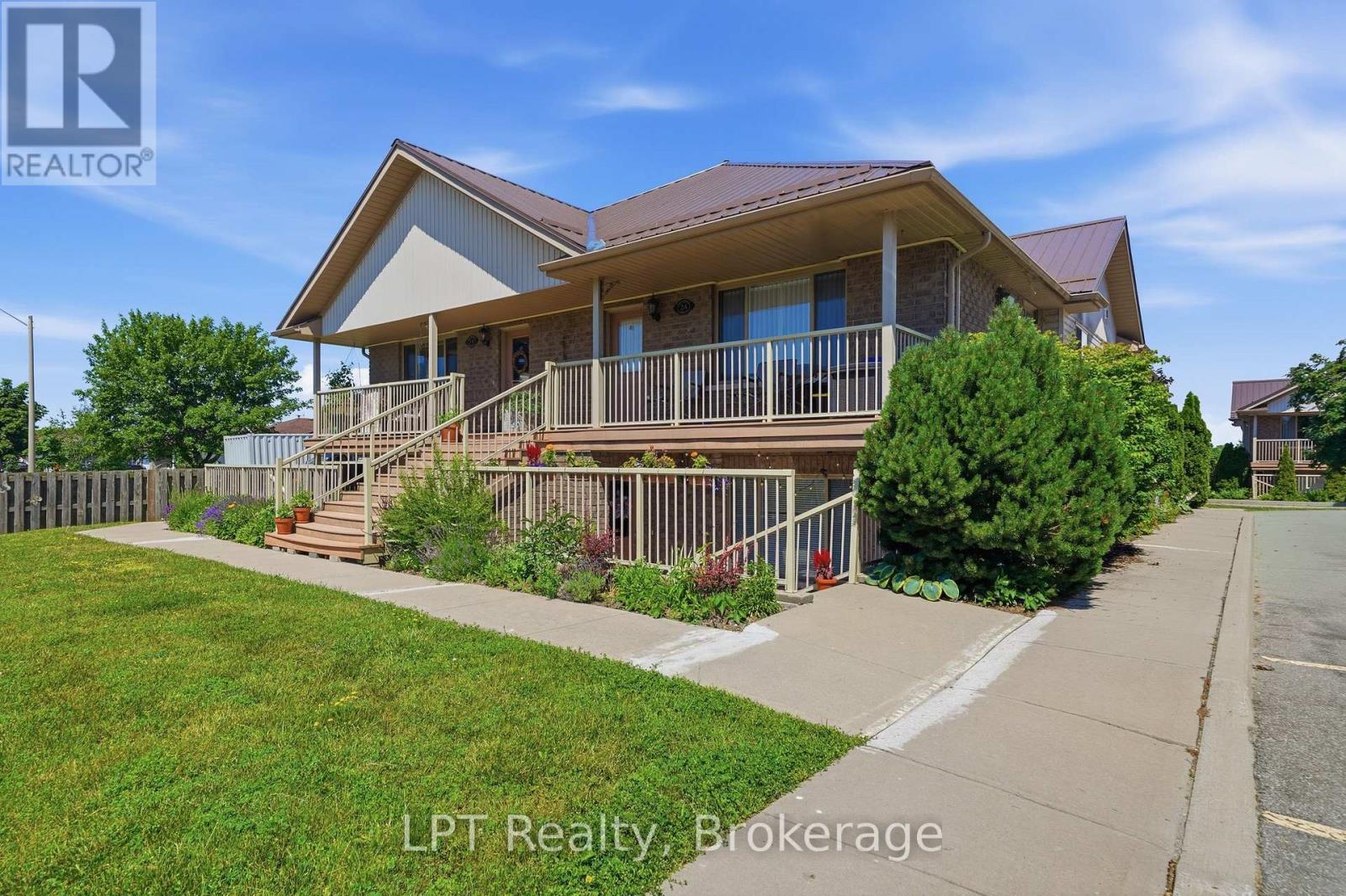 Photo 1 of 30 — 5A - 37 LAKE BREEZE COURT Unit 5A, Prince Edward County (Wellington Ward), ON K0K3L0