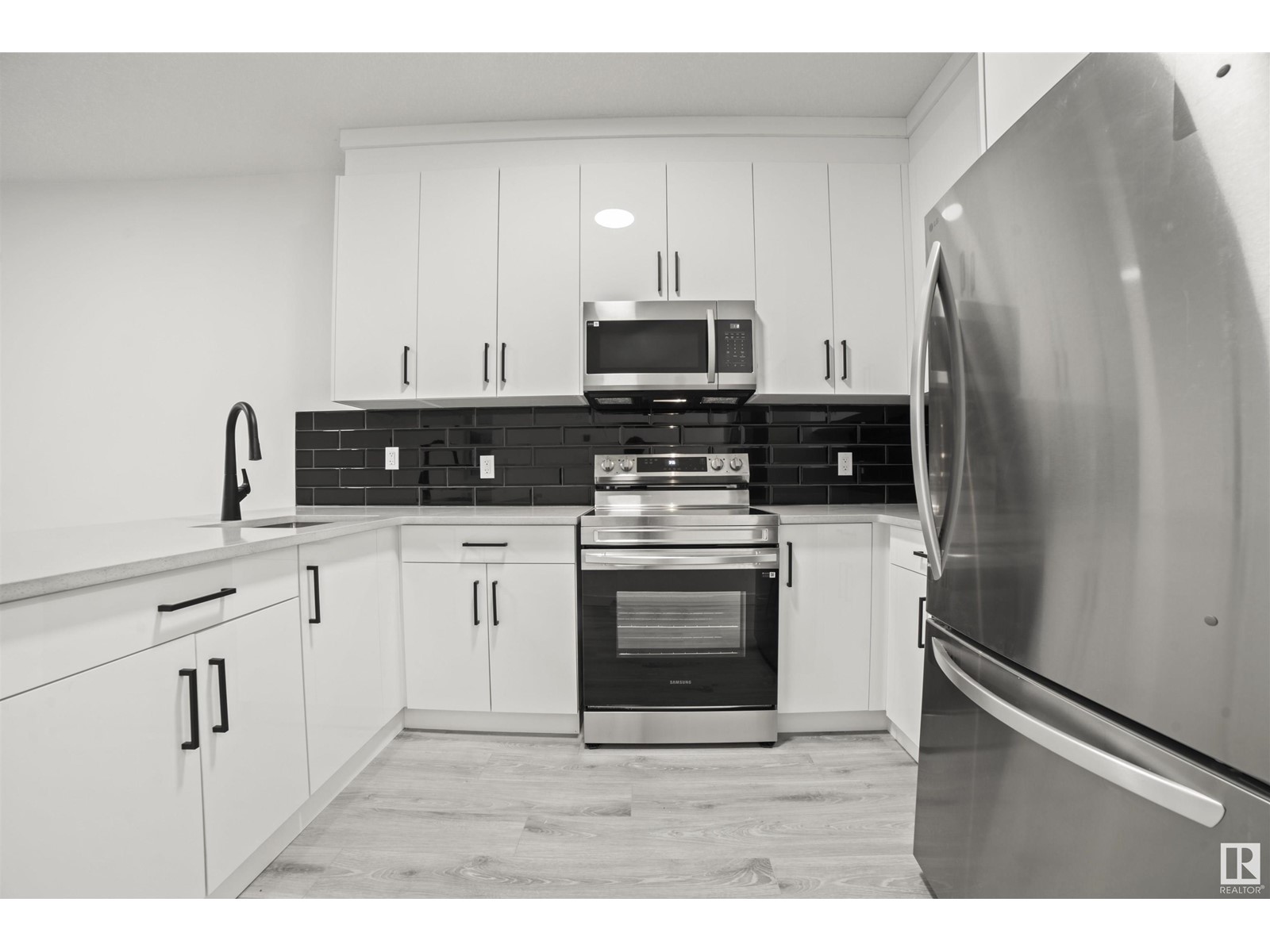 10918/20 76 AV NW