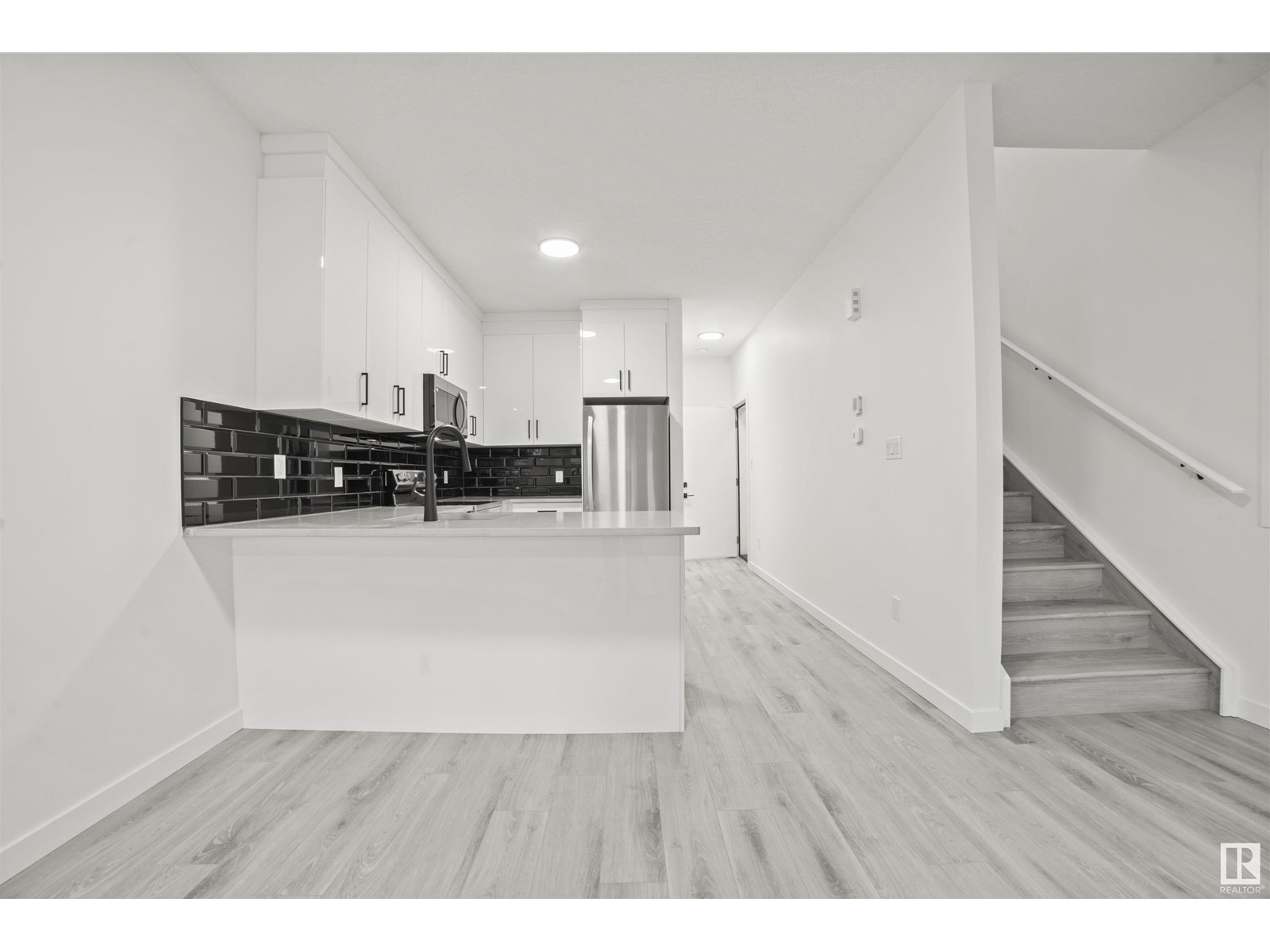 10918/20 76 AV NW