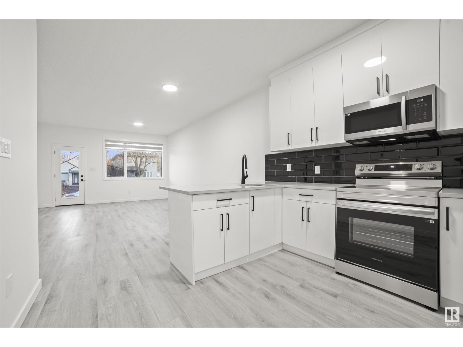 10918/20 76 AV NW