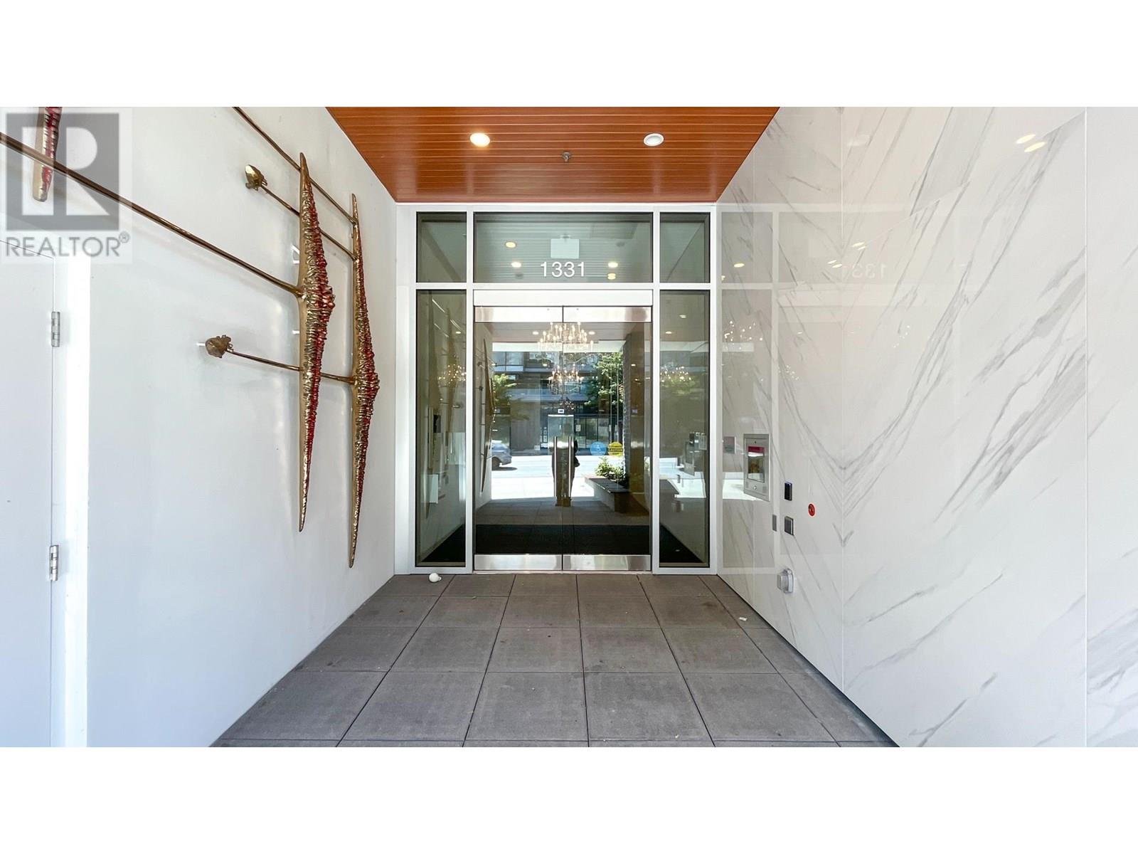 306 1331 MARINE DRIVE
