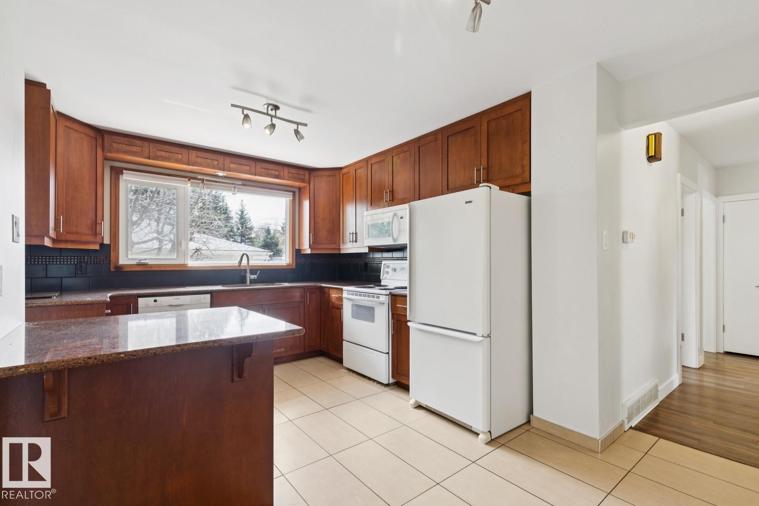 11451 48 AV NW