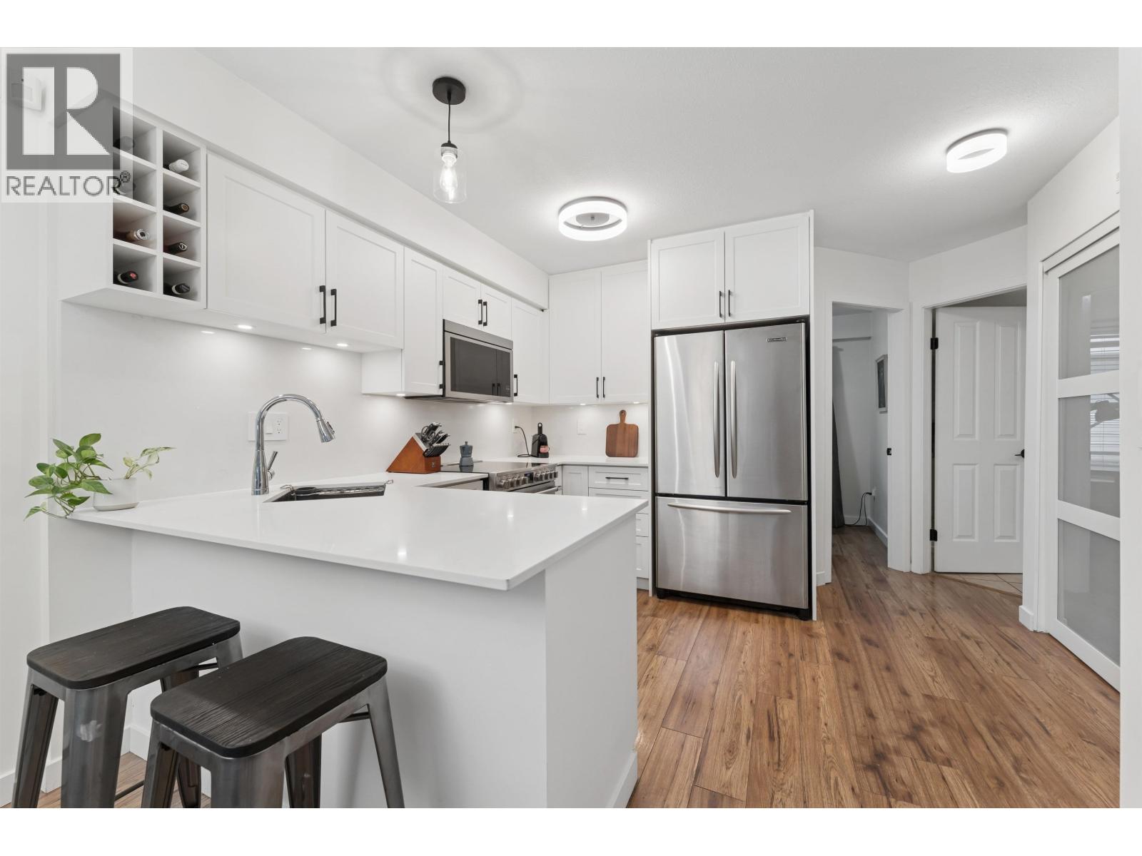 C3 332 LONSDALE AVENUE