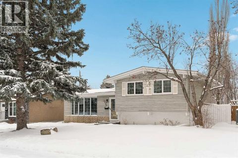 2735 Lionel Crescent SW Calgary AB T3E6B1