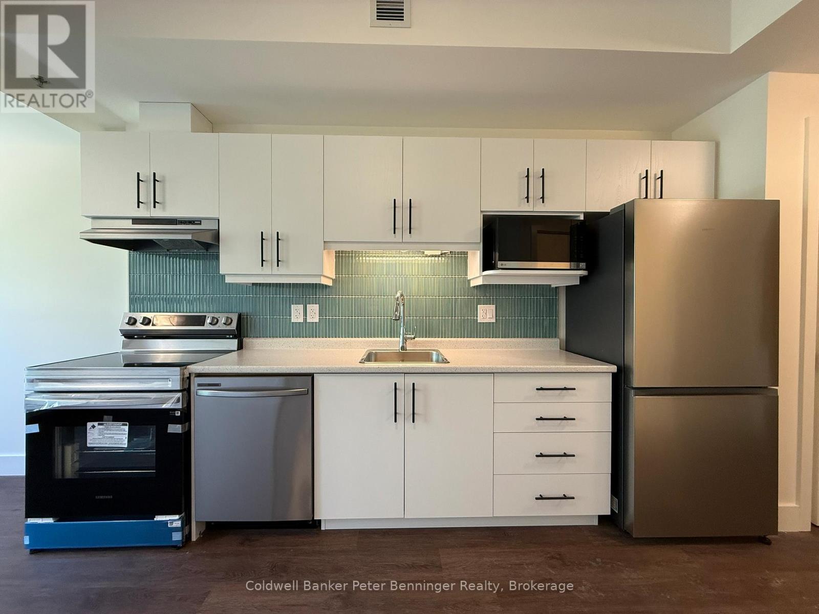 302 - 604 QUEEN STREET S