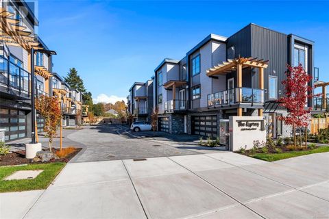 5 2590 Penrhyn St Saanich BC V8N1G3