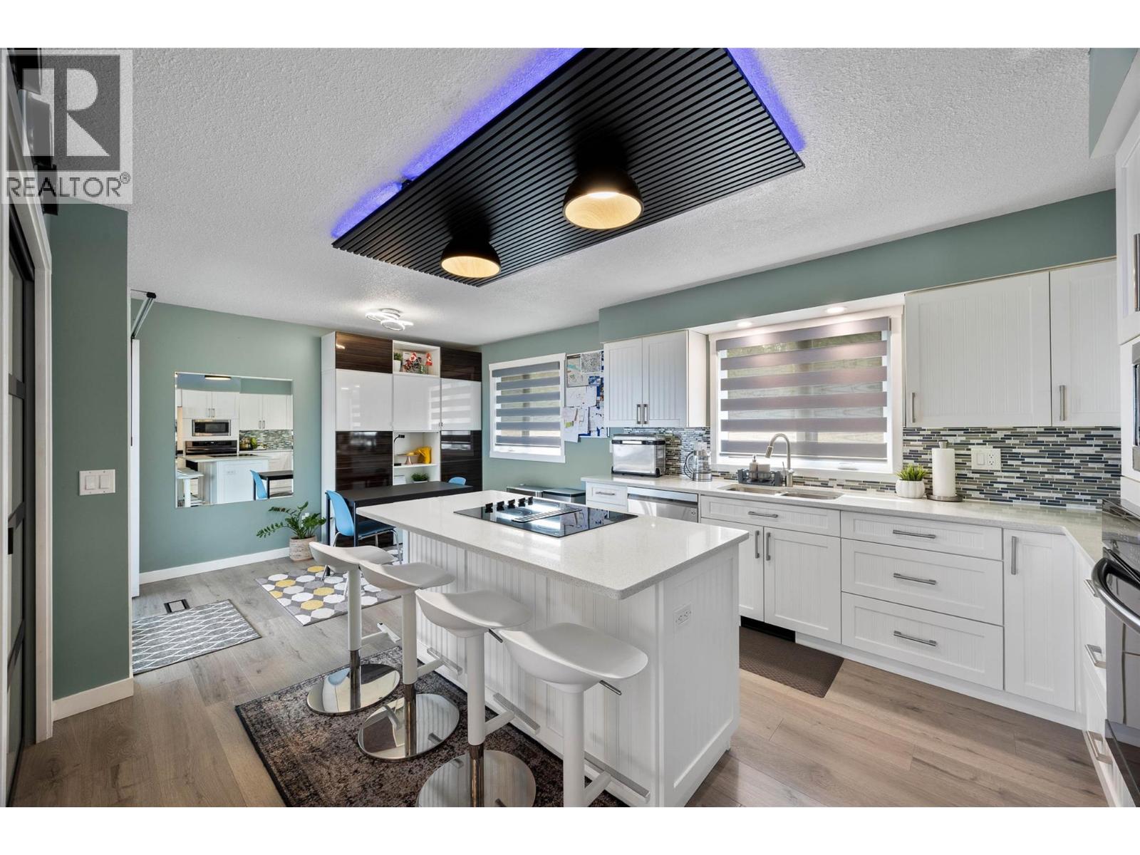 975 Huntleigh Crescent