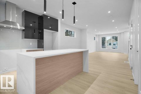 10663 61 AV NW Edmonton AB T6H1L8