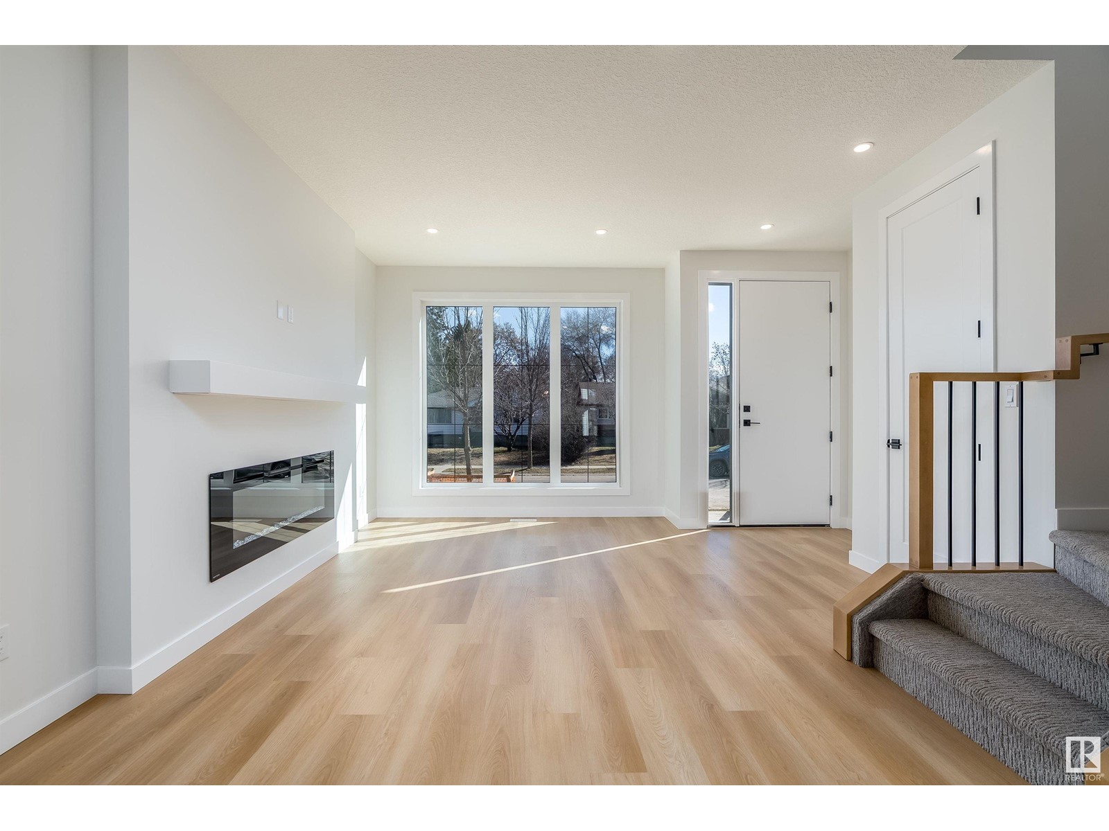 9144 73 AV NW