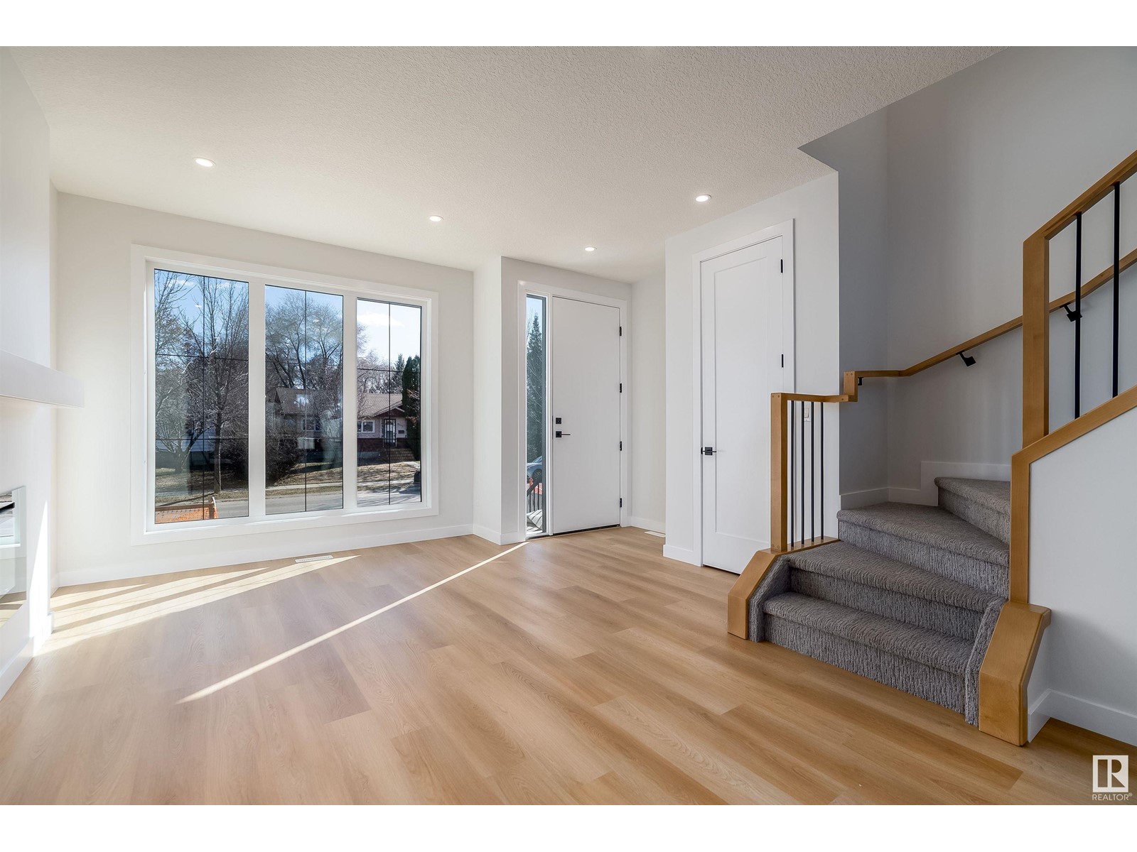 9144 73 AV NW