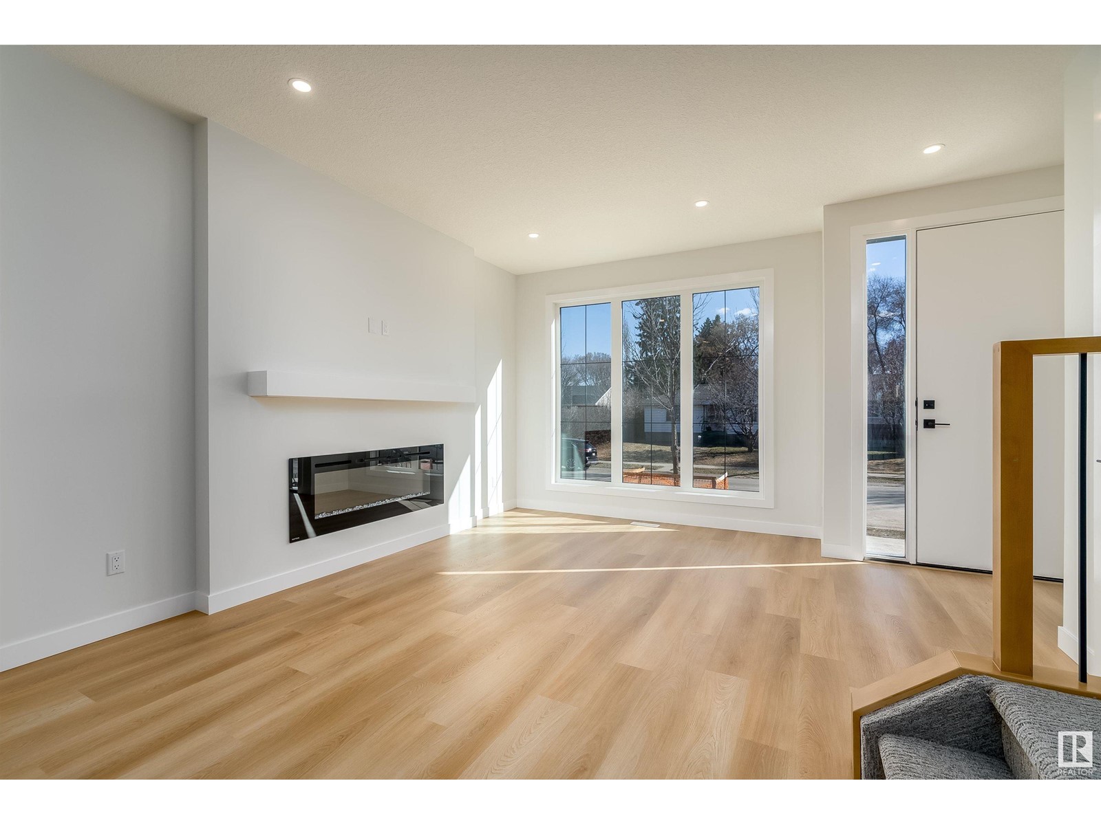 9144 73 AV NW