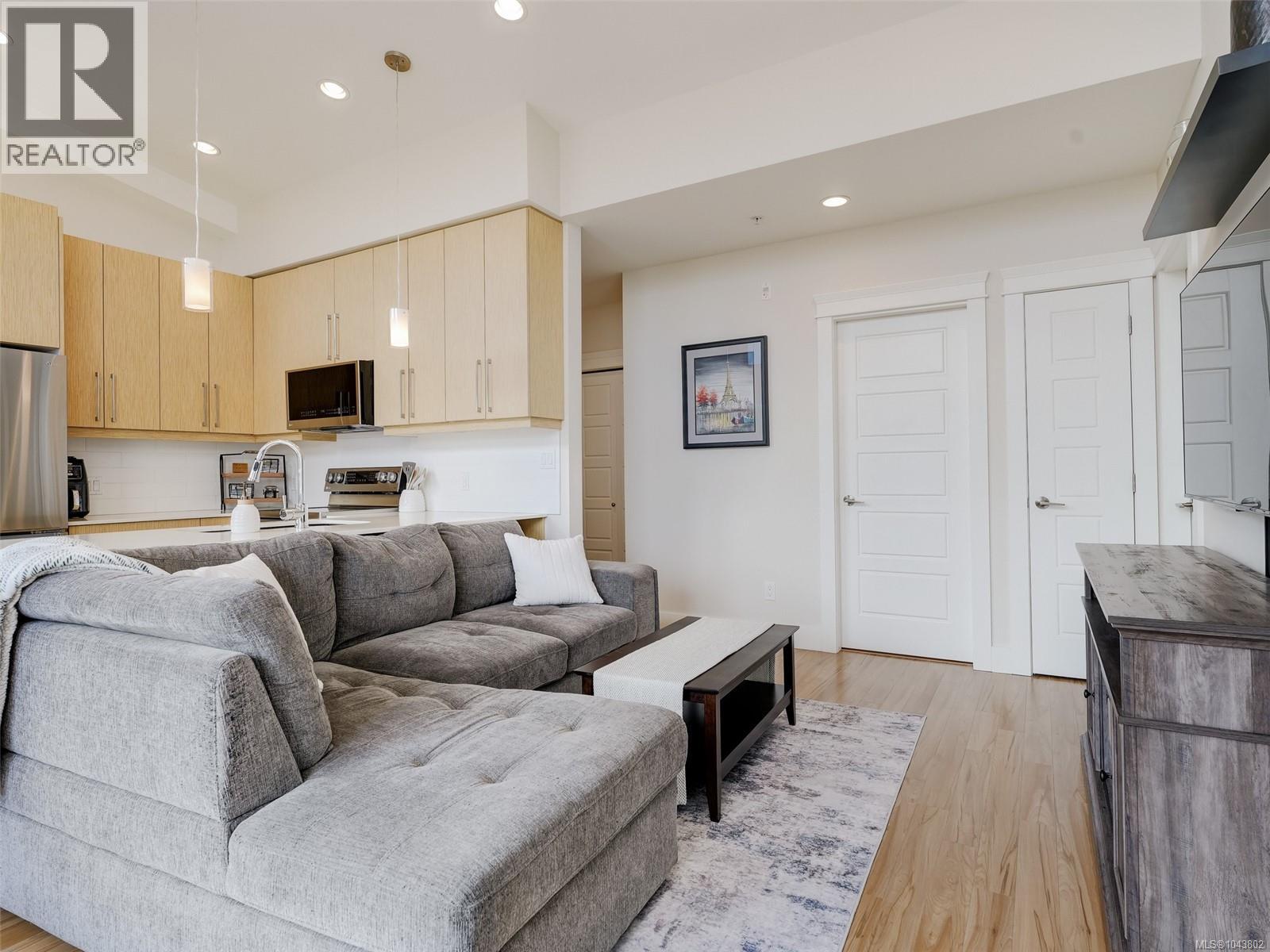 401 7161 West Saanich Rd