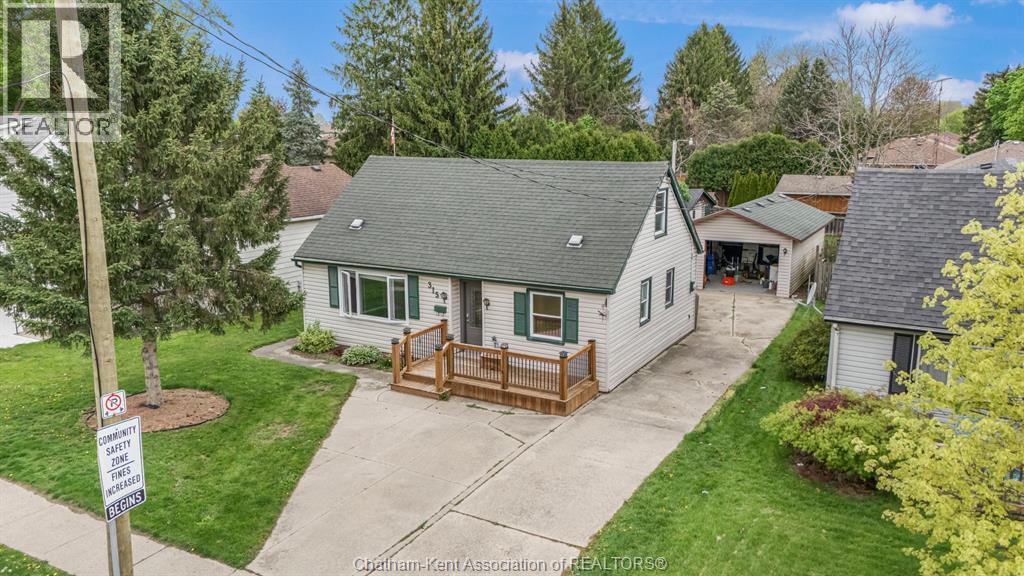 Photo 1 of 30 — 315 McNaughton AVENUE East, Chatham, ON N7L2G7