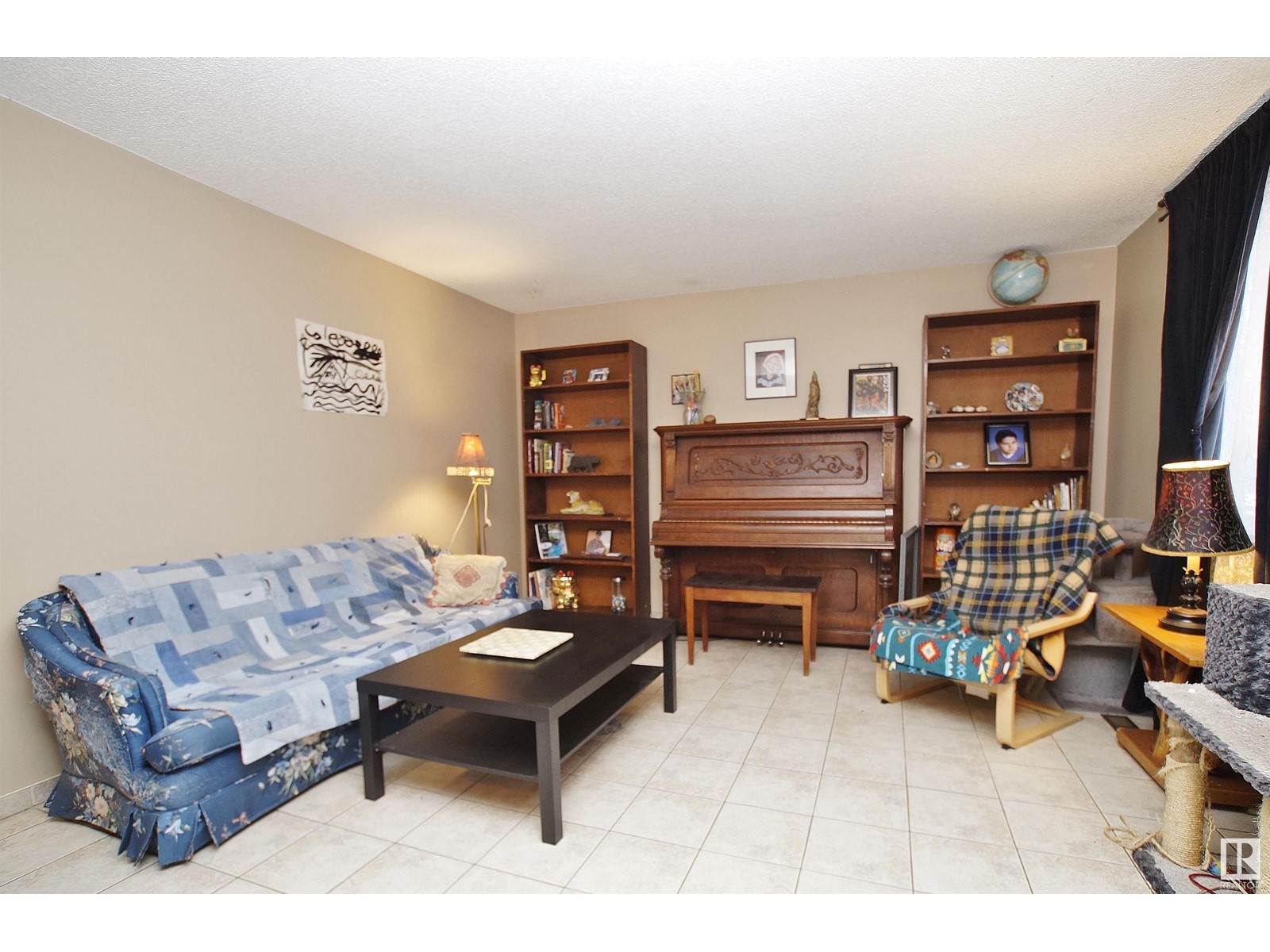 8318 122 AV NW