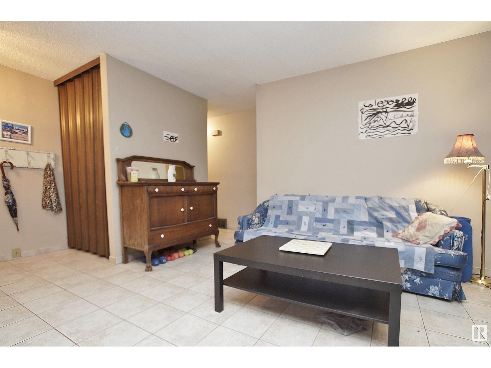 8318 122 AV NW