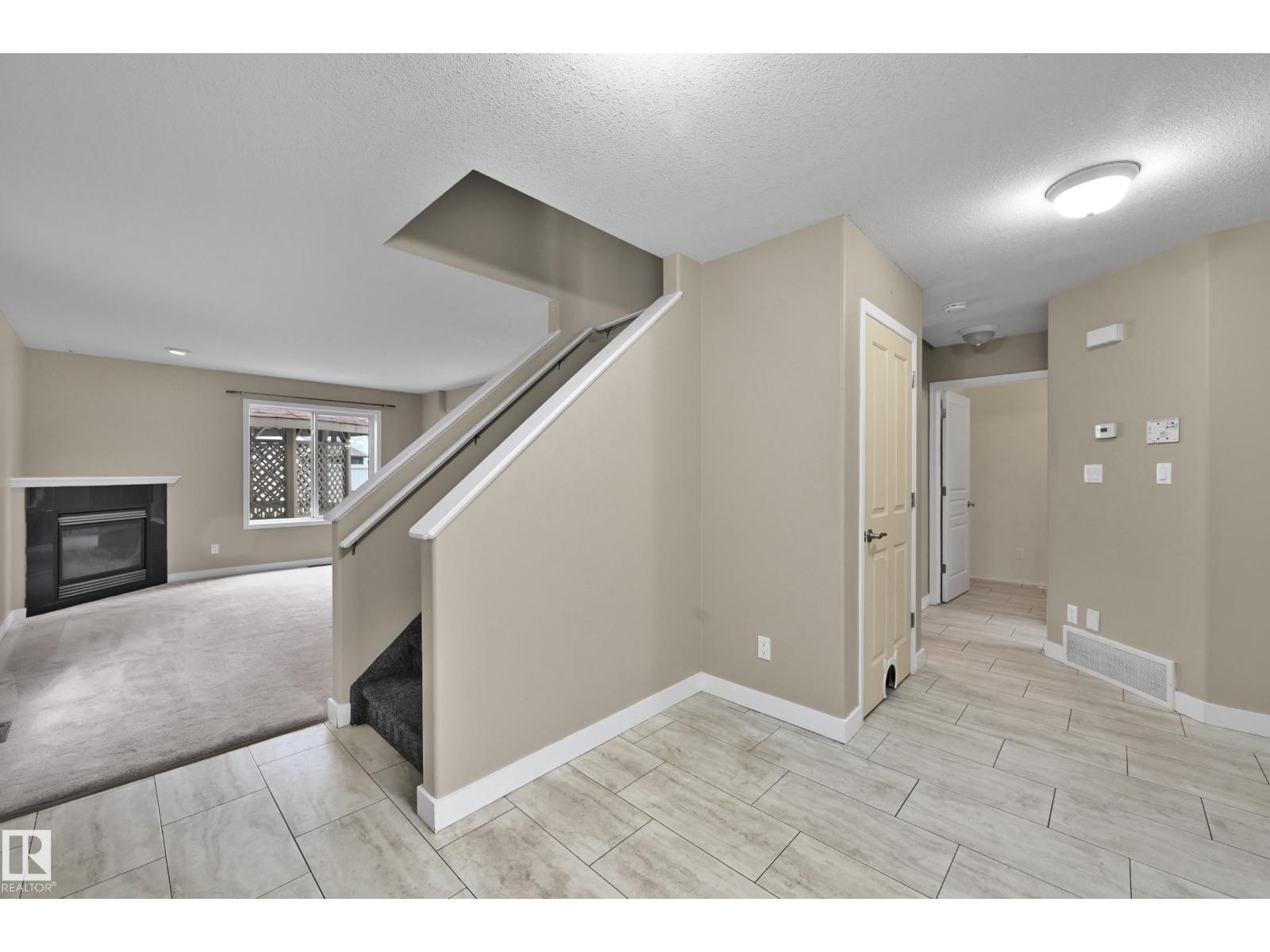 638 LEGER WY NW