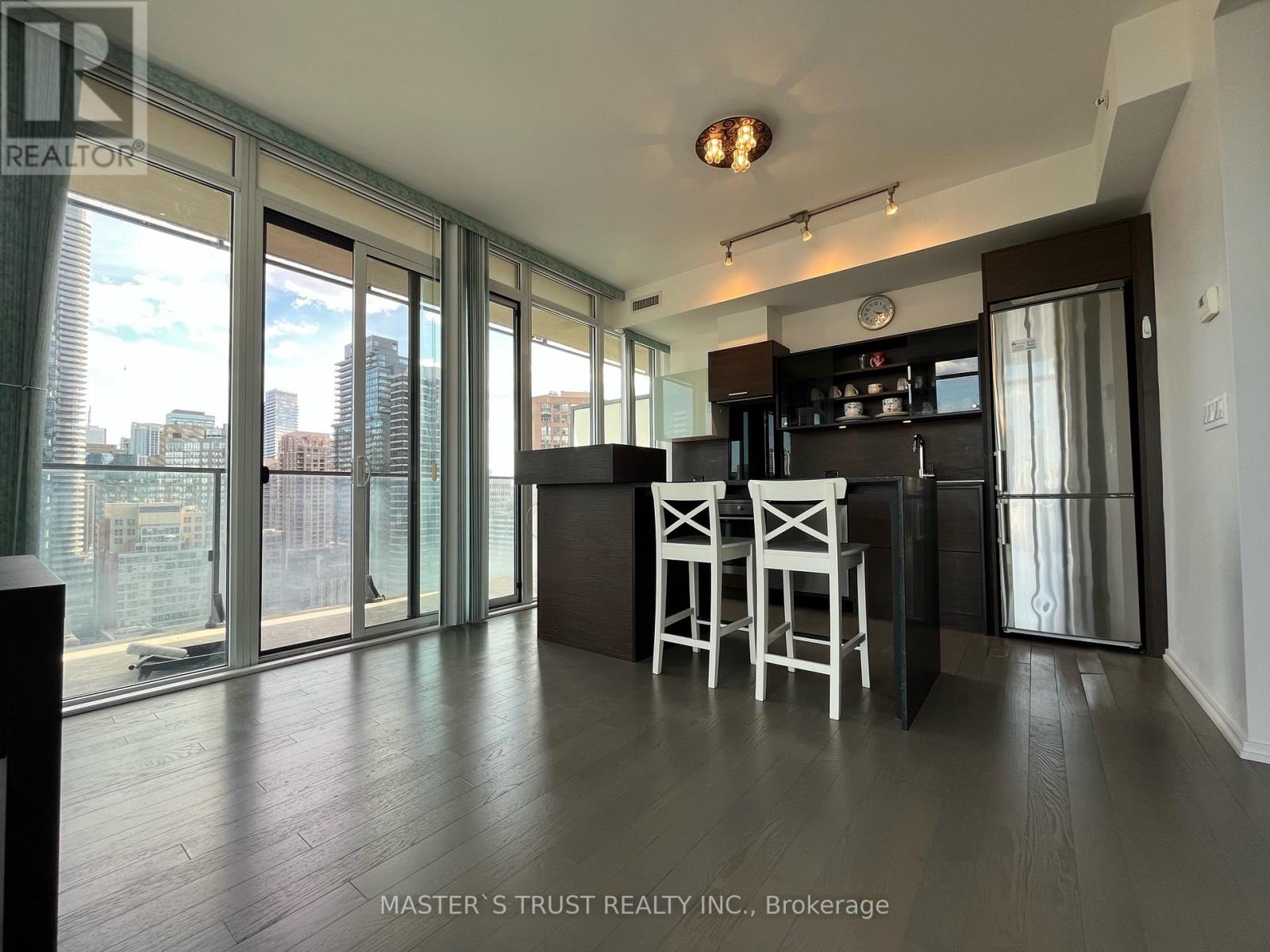 1702 - 75 ST NICHOLAS STREET