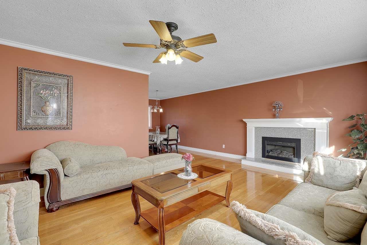 8947 URSUS CRESCENT