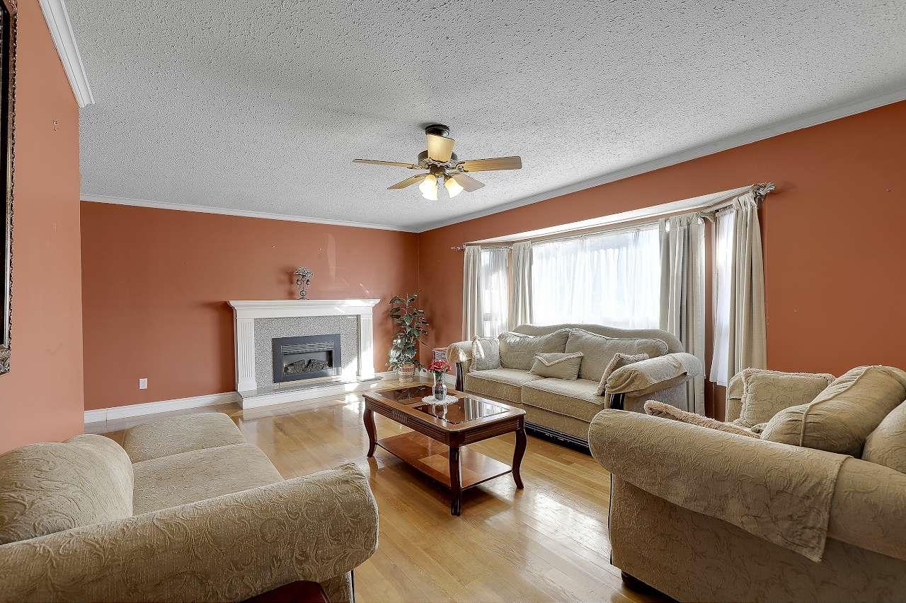 8947 URSUS CRESCENT